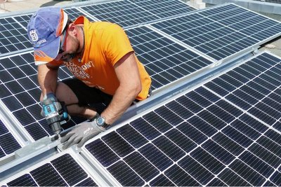 Fotovoltaik boomt im Erzgebirgskreis: Hier ein Handwerker bei der Installation von PV-Modulen 2022 im Burkhardtsdorfer Freibad.