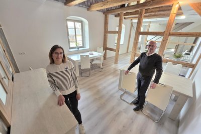 Nicole (links) und Frank Felberg-Adler haben neue Ferienwohnungen im Rittergut Planschwitz hergerichtet