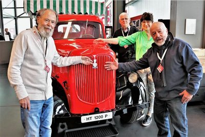 Die ehemaligen Barkas- Mitarbeiter Jürgen Rehm, Horst Klautke, Ines Richter und Winfried Hacker (v.l.) stehen an einem historischen Framo HT 1200. Der Typ wurde zwischen 1937 und 1939 gebaut.
