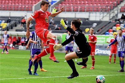 Der Düsseldorfer Marcel Sobottka erzielt das Tor zum 2:0. Aues Torhüter Martin Männel kann nicht mehr eingreifen. 