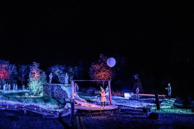 Effektvoll illuminiert: Das ehemalige Silberbergwerk "Alte Elisabeth" bietet eine fantastische Kulisse für Shakespeares "Sommernachtstraum". Daran hat Sven Zimmermann aus Olbernhau einen gehörigen Anteil. 