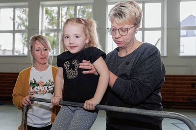 Angeleitet werden die Knirpse - wie hier die vierjährige Leni aus Geyersdorf - von Grit Vogel-Süß (rechts). Und Mutti Madlen Hofmann ist mit dabei. 