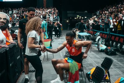 Im Spiel gegen Göttingen am vergangenen Wochenende hatte Niners-Physiotherapeutin alle Hände voll zu tun. Zum Beispiel verletzte sich Spieler Kevin Yebo am Rücken. Sein Einsatz im Derby gegen Weißenfels am Samstag ist fraglich. 