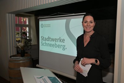 Die Stadtwerke-Geschäftsführerin Janice Kaiser bei der Auftaktveranstaltung „Plattform Grüne Fernwärme“.