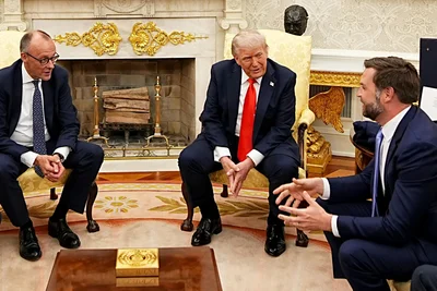 US-Präsident Donald Trump empfängt Bundeskanzler Friedrich Merz im Oval Office im Weißen Haus. Daneben sitzt Vizepräsident JD Vance (rechts im Bild).