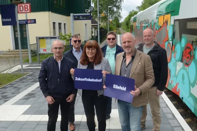 Vertreter von Deutscher Bahn, Verkehrsverbund Vogtland und Bürgermeister Jörg Kerber haben den Zukunftsbahnhof in Ellefeld eingeweiht.