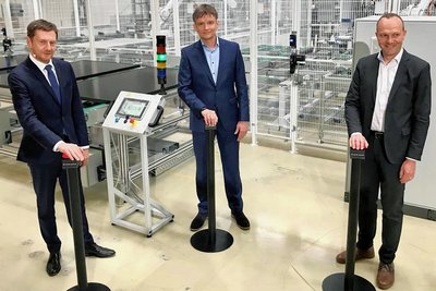 Energieminister Wolfram Günther (von rechts), Meyer-Burger-Chef Gunter Erfurt und Ministerpräsident Michael Kretschmer hatten im Juni 2021 symbolisch die Solarindustrie in Freiberg wieder in Gang gesetzt.
