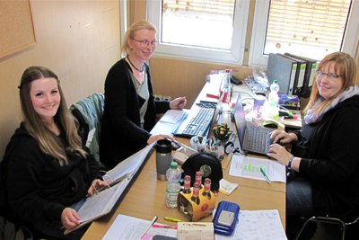 Nora Härtel, Carolin Fricke und Yvonne Zirpner (v. l.) sorgen im Rennbüro für reibungslose Abläufe.