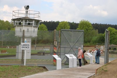 In Mödlareuth sind noch Teile des Eisernen Vorhanges zu sehen.
