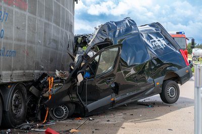 Der Fahrer dieses Transporters wurde aus seinem Fahrzeug geschleudert und verstarb noch an der Unfallstelle.