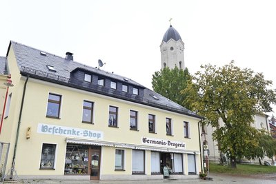 Um den Markt (Foto) in Bad Brambach sollen Sitzgelegenheiten hergerichtet werden.
