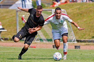 Der Lichtensteiner Fabian Römhild (links) setzt sich im Laufduell gegen Yassine Boussif vom FSV Limbach-Oberfrohna knapp durch. Im Rennen um die Meisterschaft in der Westsachsenliga zwischen den beiden Teams wurde die Entscheidung am Sonntag aber vertagt. 