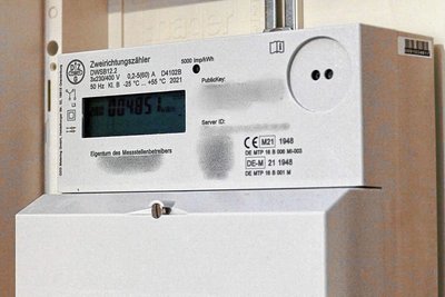 Für Besitzer von Fotovoltaikanlagen ist ein Zweirichtungszähler Pflicht. Das Gerät zeigt auf dem Display abwechselnd die ein- und ausgehende Strommenge an.