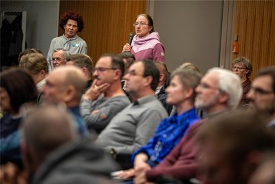Antje Fuchs aus Pausa (mit Mikrofon) wollte Informationen über mögliche Ausschlusskriterien. Fast alle Fragen des Abends gingen in die Richtung, den Bau von Windkraftanlagen einzudämmen.