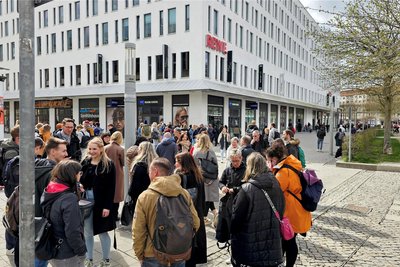 Wegen des Einsatzes mussten mehr als 200 Menschen in Sicherheit gebracht werden. Die Behörden nahmen vorsorglich ihre Personalien auf.