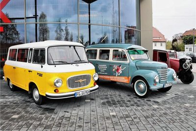 Vor dem Museum waren Fahrzeuge geparkt. Vor allem der Barkas B 1000 (links) prägte einst das Straßenbild. 