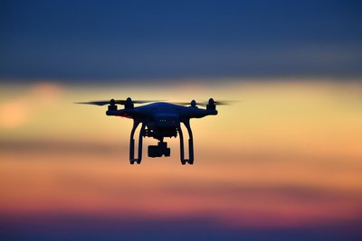 Das fliegende Auge: Immer überfliegen Drohnen unerlaubterweise Objekte der kritischen Infrastruktur in Sachsen.