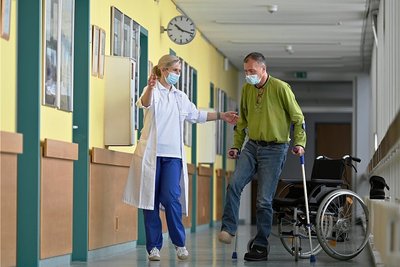 Dr. Elisabeth Wendt vom Diabetischen Fußzentrum der Helios Weißeritztal-Klinik Freital unterstützt den Dresdner Patienten bei seinen ersten Gehversuchen ohne Rollstuhl. 