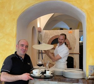 Andrea Cocco (l.) und Stefano Montedoro - empfangen ab sofort Gäste in der Trattoria la Vecchia Farmacia in Schwarzenberg am Markt. 