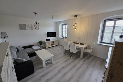 Ein Blick in den Wohnbereich in einer der beiden neuen Ferienwohnungen im Rittergut in Planschwitz.