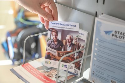 Wer sich für den Seniorenbesuchsdienst interessiert, meldet sich bei der Bürgerstiftung für Chemnitz, Reitbahnstraße 23a, Telefon: 0371 5739446, E-Mail: seniorenbesuchsdienst@buergerstiftung-fuer-chemnitz.de