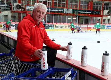 Die Eispiraten müssen vorerst ohne ihn auskommen: Mannschaftsleiter Klaus Schietzold ist mindestens bis zum Ende des Monats krankgeschrieben.