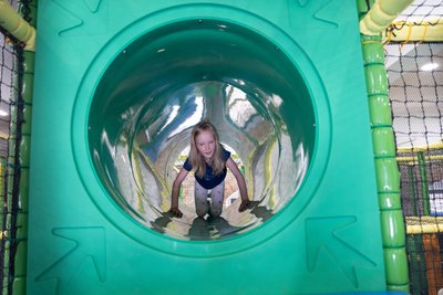 Anni (7) freute sich über den Indoorspielplatz im Erdgeschoss.