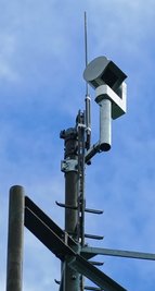 In 24 Metern Höhe dreht sich die Kamera am Ende eines Funkmasts.