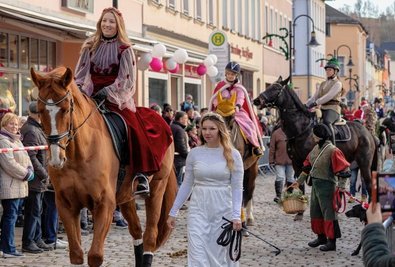 Wenn zum Auerbacher Weihnachtsmarkt der Märchenumzug stattfindet, stehen die Zuschauer an der Strecke dicht gedrängt. 