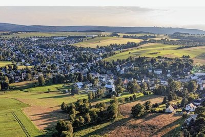Für Crottendorf, hier ein Archivfoto aus der Luft, ist ein strenger Sparkurs angesagt. Vor allem wegen Mehrkosten fürs Personal. 