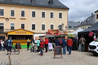 Mehr Kontrast geht nicht: Neben Waffeln, Grillen und Frosch-Schenkel gibt es Kloßteig auf dem Annaberger Markt.