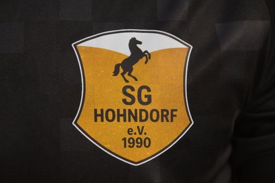 Neue Trikots, modifiziertes Wappen. Erstmals seit 1992 läuft wieder eine Mannschaft im Punktspielbetrieb für die SG Hohndorf auf.