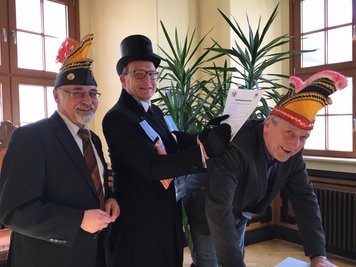 OB Sven Krüger (Mitte) bei der Unterzeichnung des FKK-Aufnahmeantrags am Aschermittwoch mit Schatzmeister Lutz Klapproth (r) und FKK-Präsident Joachim Breßler.