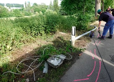 Zuvor war das Auto gegen eine Straßenlaterne und einen Baum geprallt. 