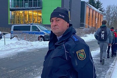 Uwe Frank ist der neue Klingenthaler Bürgerpolizist und kontrolliert auchregelmäßig am Schulzentrum die Einhaltung der Verkehrsregeln.