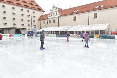 Die Eisbahn im Hof von Schloss Freudenstein in Freiberg wird derzeit rege genutzt. Am 25. Februar endet die Saison.