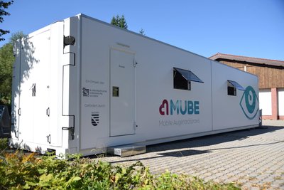 Das Augenarzt-Mobil Mube steht bis 4. September an der Musikhalle Markneukirchen.