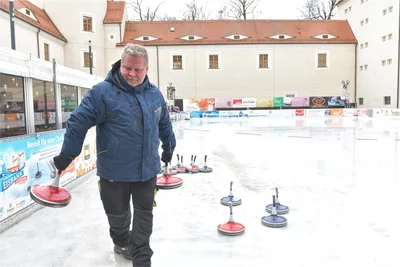 Eismeister Michael Bleck bereitet das Eisstockschießen vor.