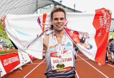 Die Strapazen der 42,195 Kilometer waren Sebastian Hendel im Münchener Olympiastadion genauso anzusehen wie die Freude und die Erleichterung über seinen grandiosen ersten Marathonlauf. 