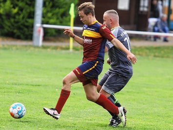 Spannende Zweikämpfe - so wie in dieser Szene zwischen Lucas Zeun (l.) vom ESV Buchholz und Michael Kauz vom FCSehmatal - gab es in der Hinrunde der beiden Kreisklasse-Staffeln viele zu sehen. 