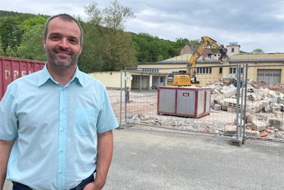 Busunternehmer René lang freut sich, dass es nun endlich auch mit den Arbeiten im Außengelände vorangeht.