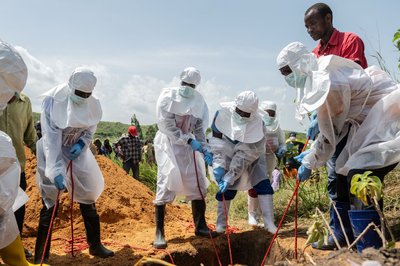 Auch die Leichen verstorbener Ebola-Patienten sind hochansteckend. (Archivbild)