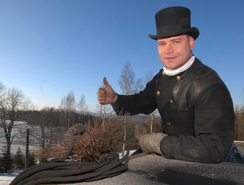
              <p class="artikelinhalt">Bezirksschornsteinfegermeister André Stephan steigt den Hausbesitzern auch in Neuhausen aufs Dach. Er sagt: "Einen Haufen Glück mit sich herumschleppen ist nicht das Problem, sondern es richtig zu verteilen."</p>
            