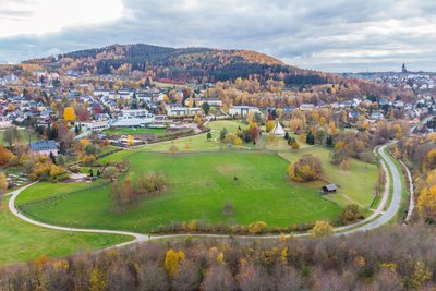 Steht bei der Landesgartenschau in Bad Schlema im Fokus: der Kurpark. Doch derzeit scheint es unwahrscheinlich, dass die Veranstaltung im Jahr 2026 stattfinden kann.