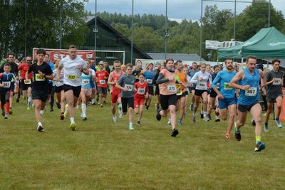 Der Start des Hauptfeldes am Samstag beim Hammerbrücker Berglandlauf.