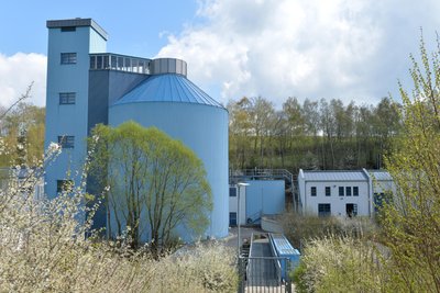 Im Faulturm wird das Gas für das Blockheizkraftwerk gewonnen.