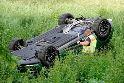 Der Porsche landete auf einer Wiese auf dem Fahrzeugdach und musste geborgen werden.