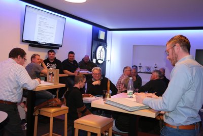 Michael Frisch kann auch locker: Die jüngste Gemeinderatssitzung fand im neuen „House of Darts“ statt.