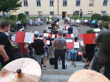 Vorm Pflegeheim in Harthau wurde musiziert. 