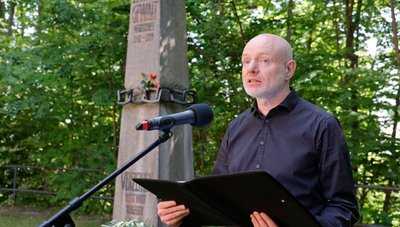 Stefan Schmidtke, Chef der Kulturhauptstadt-Gesellschaft, legte den Kranz des OB nieder und gehörte zu den Rednern der Veranstaltung. 